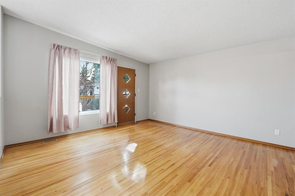 808 68 Avenue NW, Calgary — photo 4 of 27