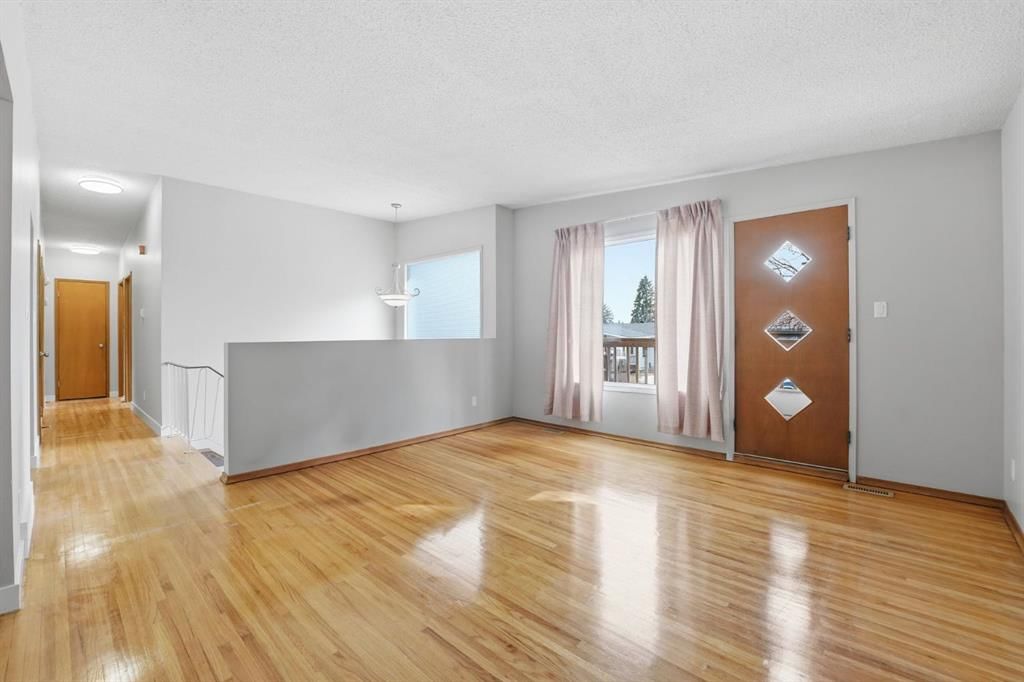 808 68 Avenue NW, Calgary — photo 5 of 27