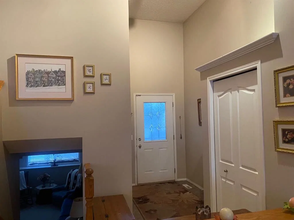 19 Prestwick Green SE, Calgary — photo 5 of 30