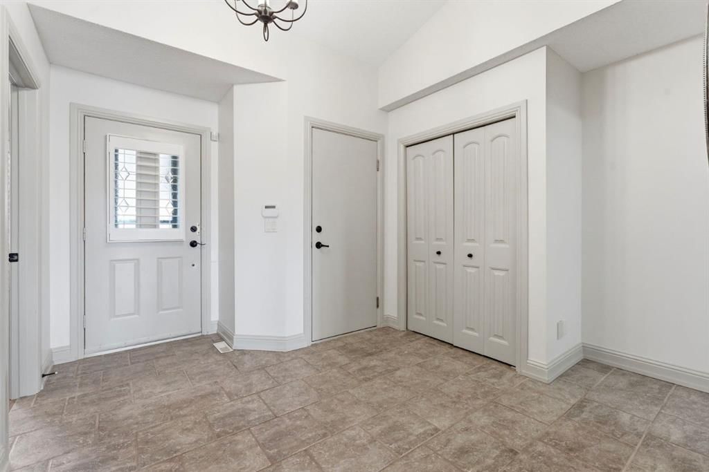 54 Edgeland Close NW, Calgary — photo 3 of 46