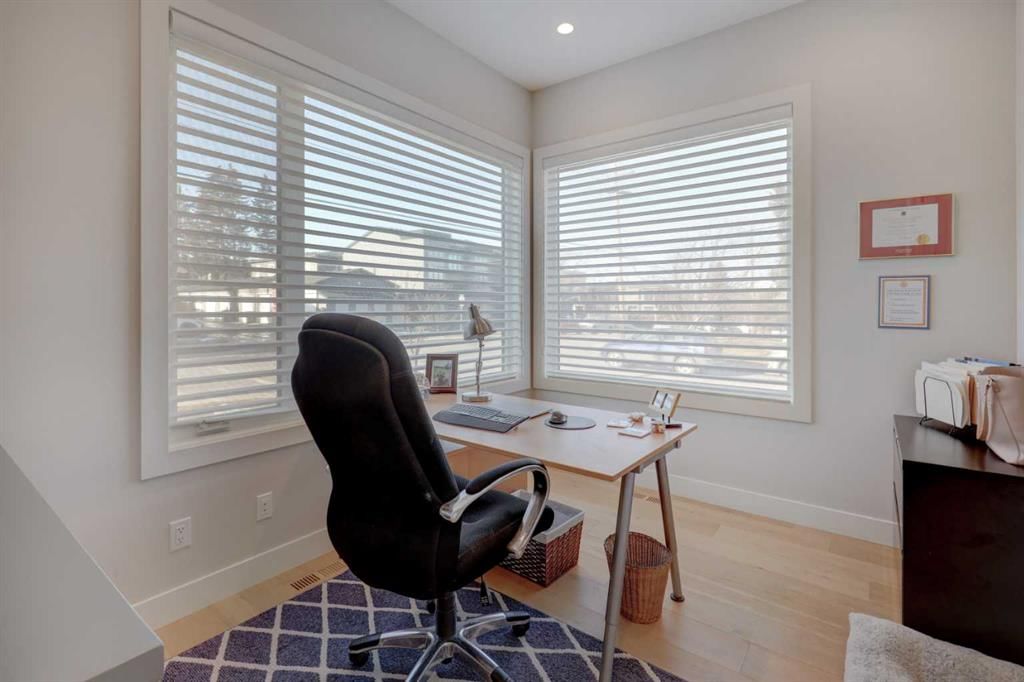 3902 19 Street SW, Calgary — photo 3 of 50