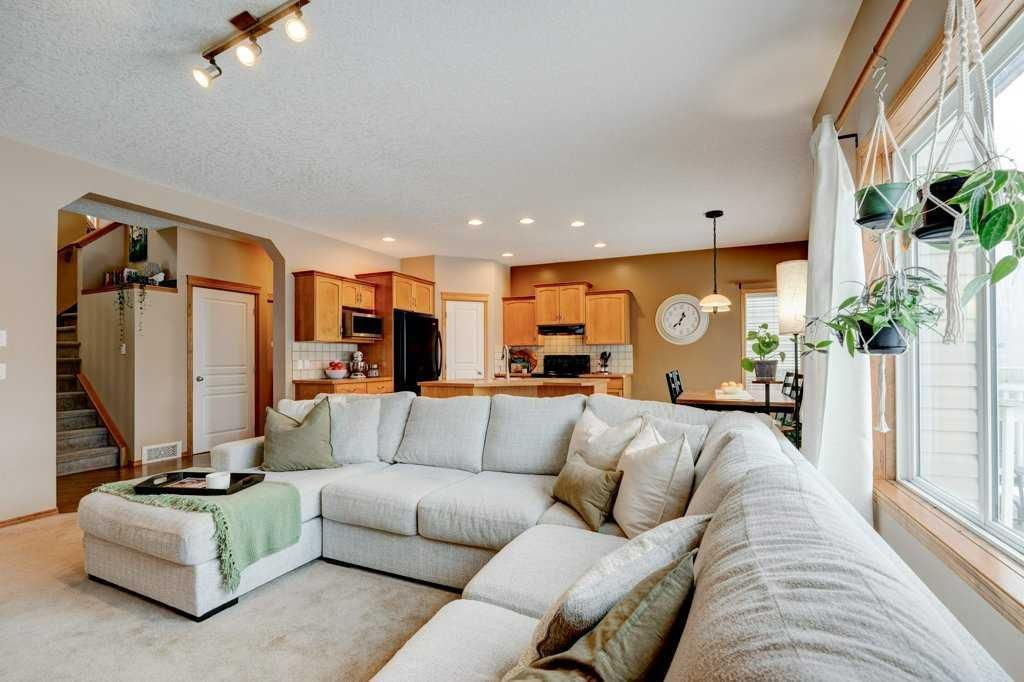 157 Chapalina Close SE, Calgary — photo 3 of 50