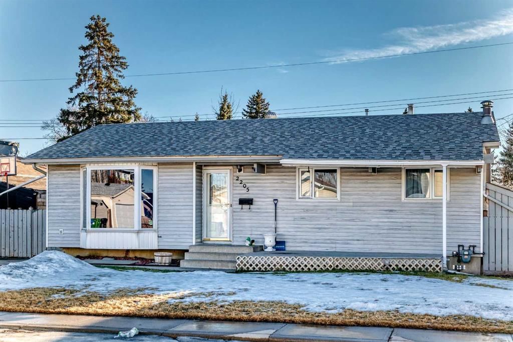 2205 80 Avenue SE, Calgary — photo 3 of 50