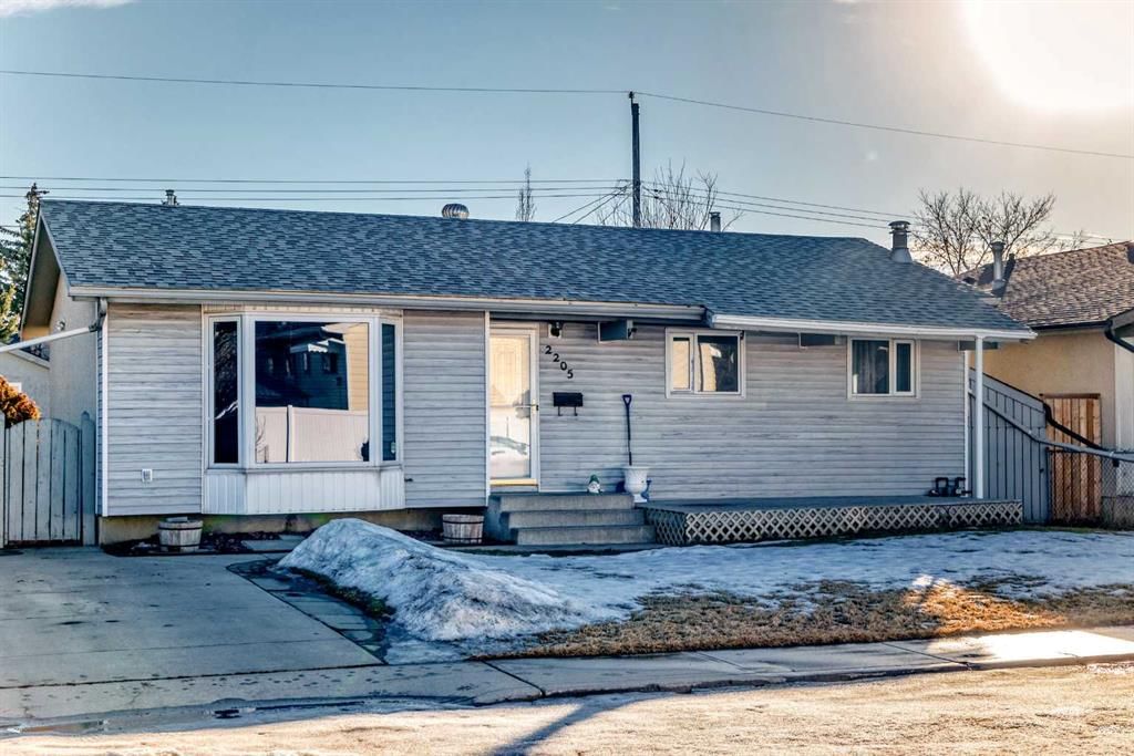 2205 80 Avenue SE, Calgary — photo 4 of 50