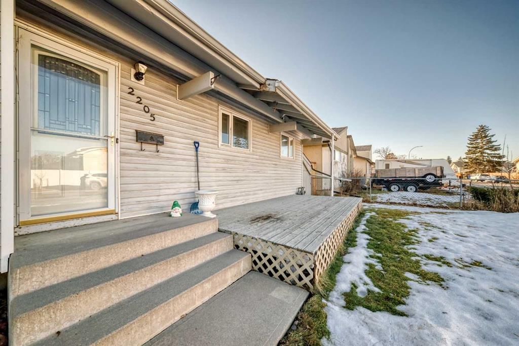2205 80 Avenue SE, Calgary — photo 5 of 50