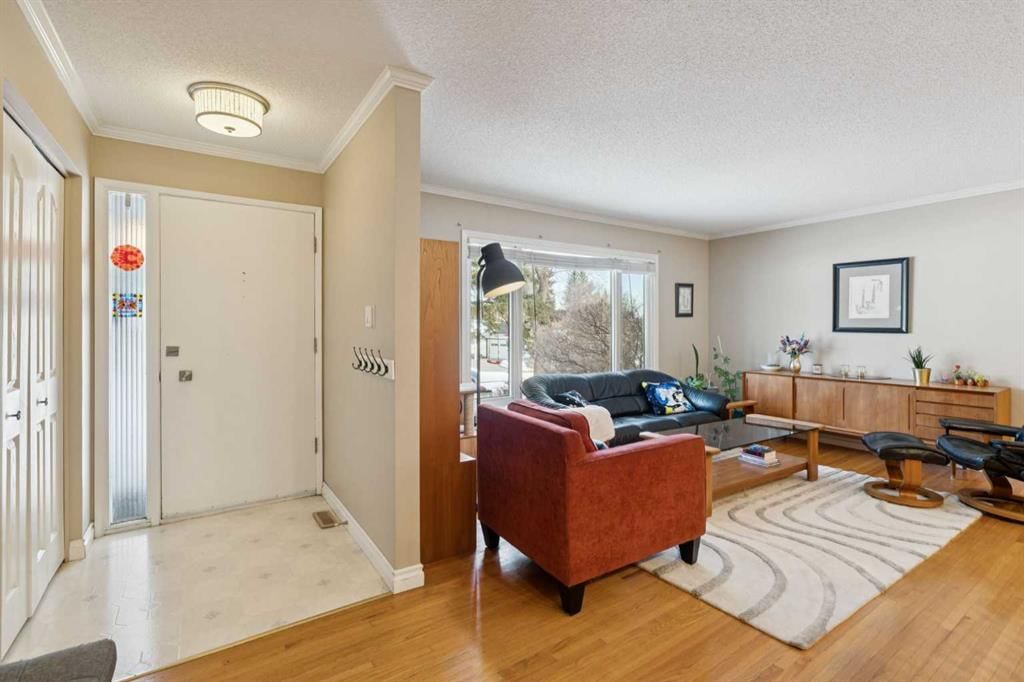 9724 Oakhill Drive SW, Calgary — photo 2 of 32