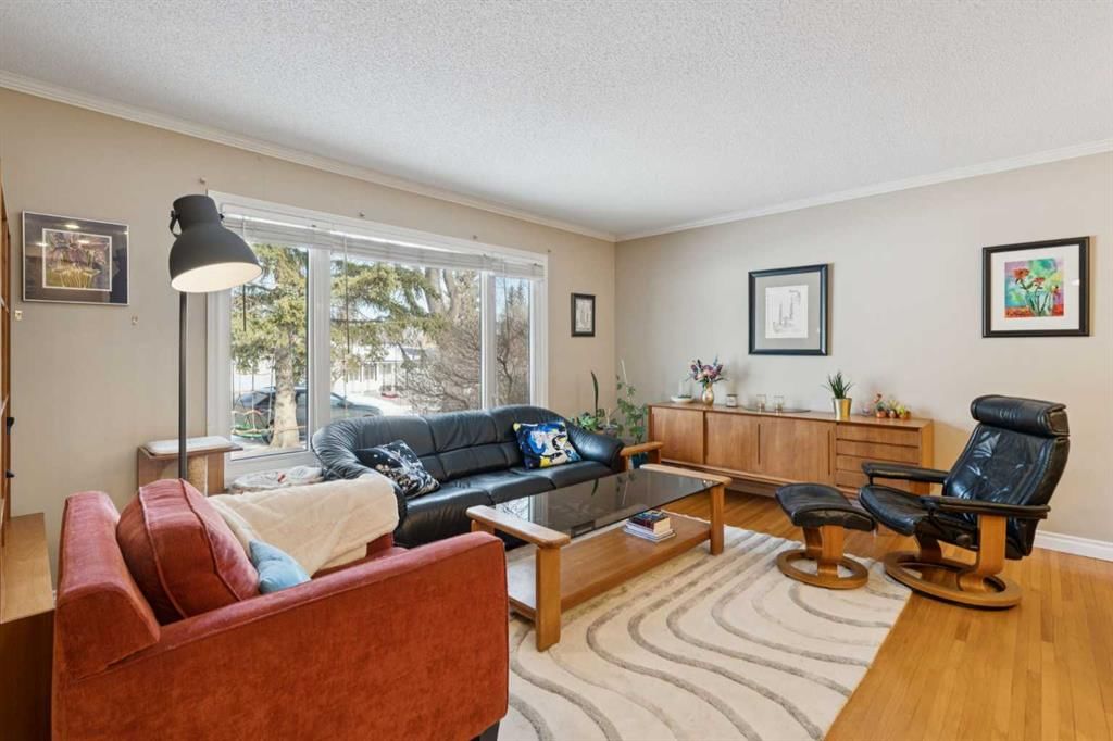 9724 Oakhill Drive SW, Calgary — photo 3 of 32
