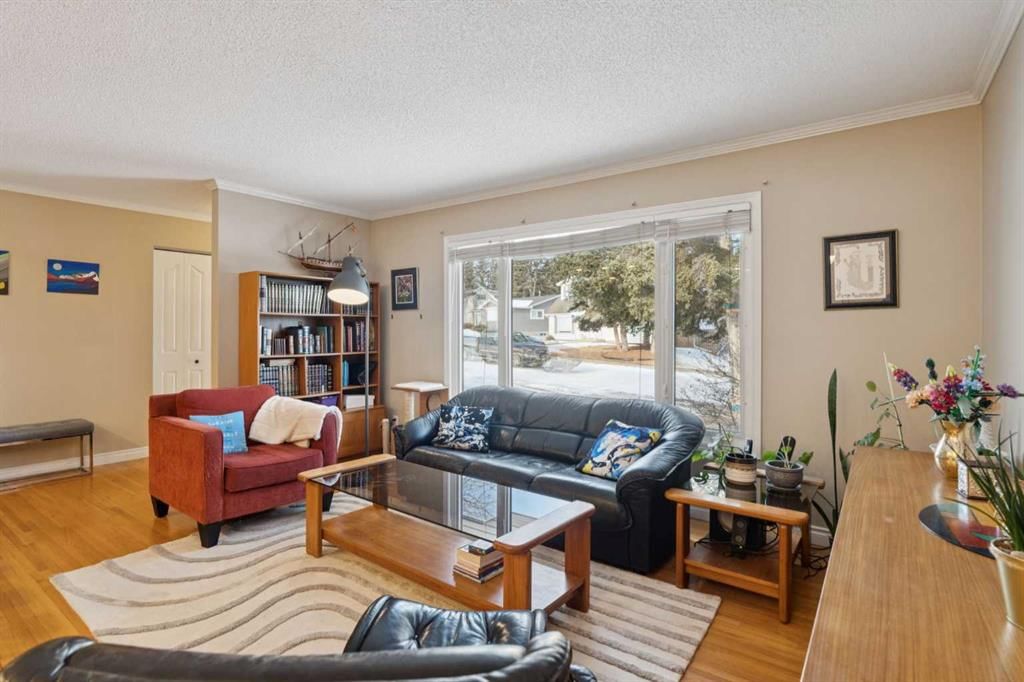 9724 Oakhill Drive SW, Calgary — photo 4 of 32