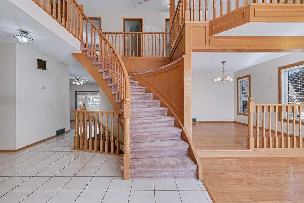 82 Wood Valley Drive SW, Calgary — photo 2 of 42