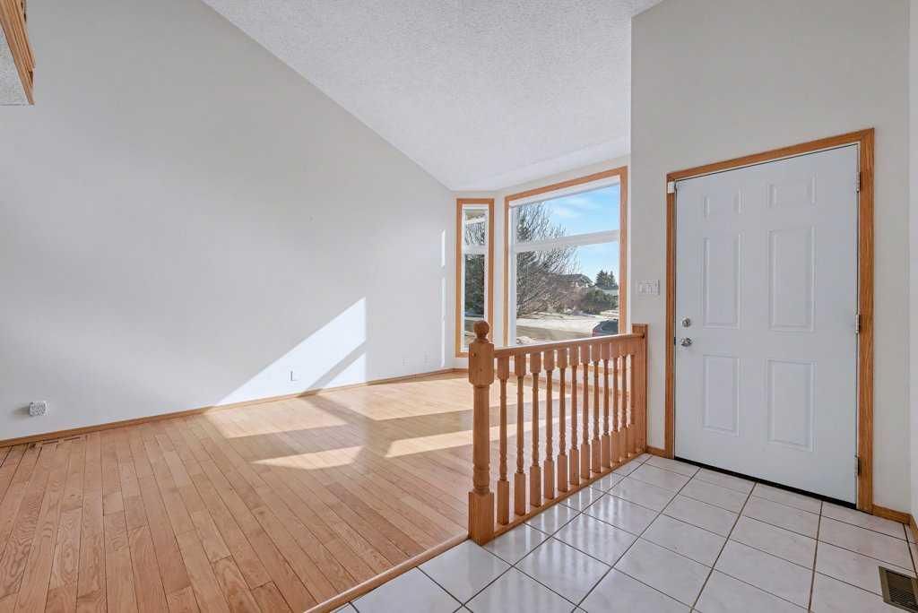 82 Wood Valley Drive SW, Calgary — photo 3 of 42