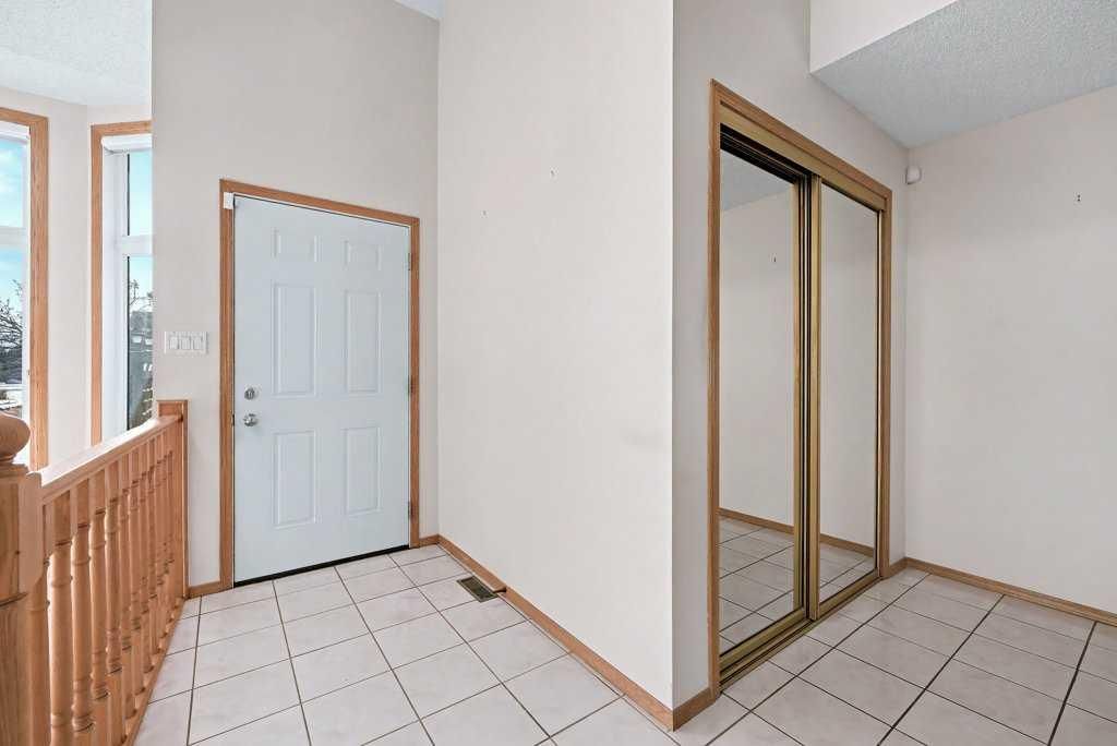 82 Wood Valley Drive SW, Calgary — photo 4 of 42