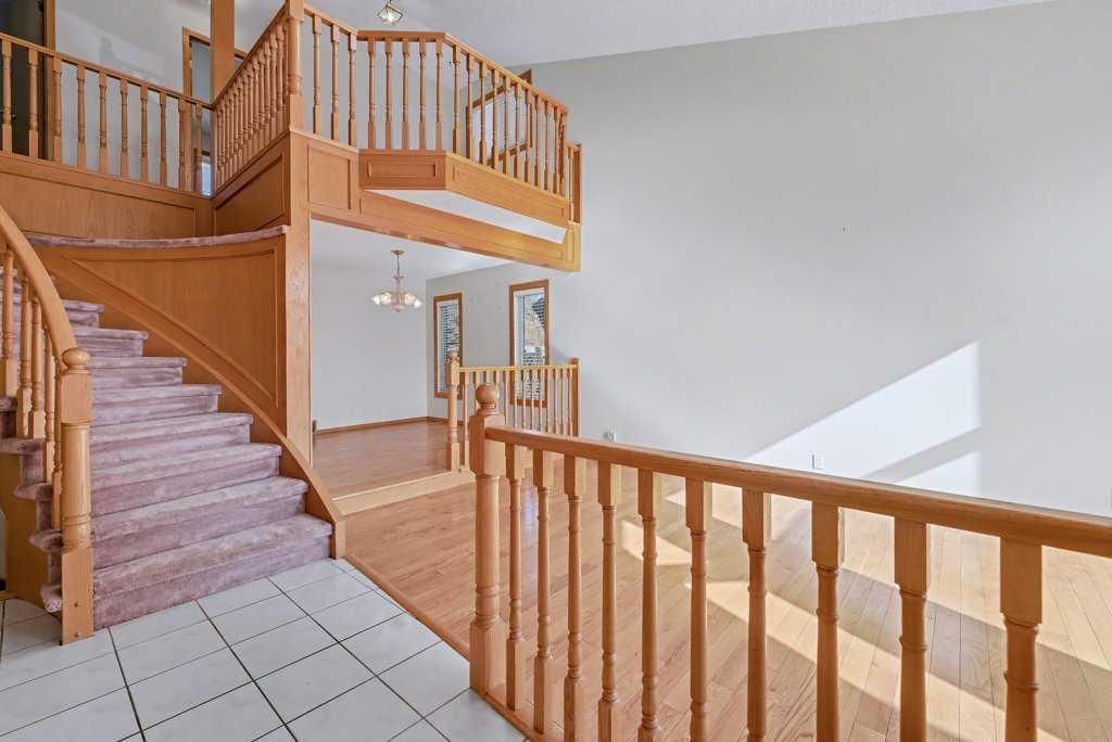 82 Wood Valley Drive SW, Calgary — photo 5 of 42