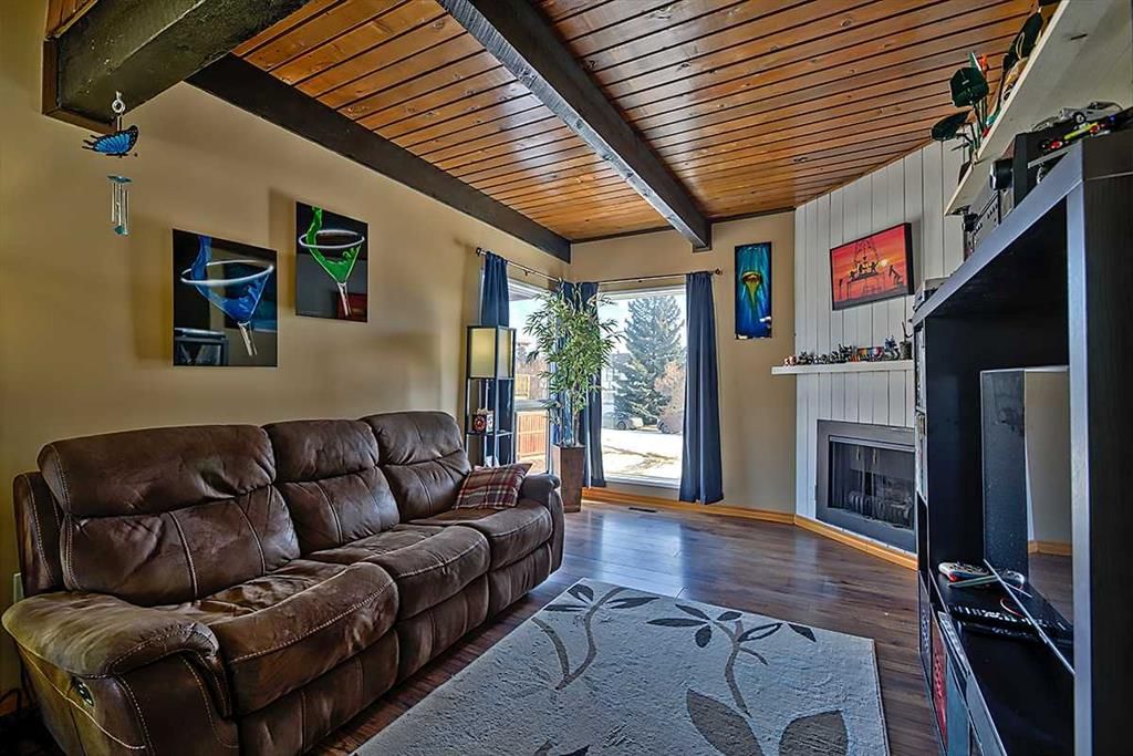 80 Queen Alexandra Close SE, Calgary — photo 3 of 17
