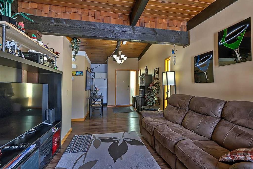 80 Queen Alexandra Close SE, Calgary — photo 4 of 17