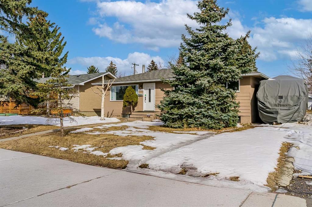 4224 Worcester Drive SW, Calgary — main listing photo