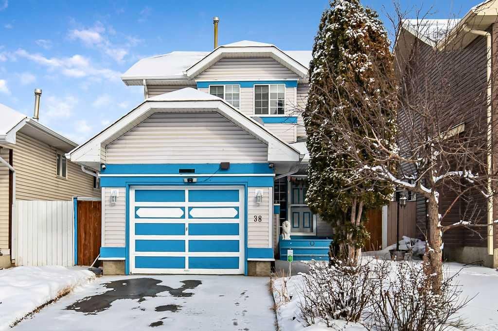 38 Martinwood Road NE, Calgary — photo 2 of 27