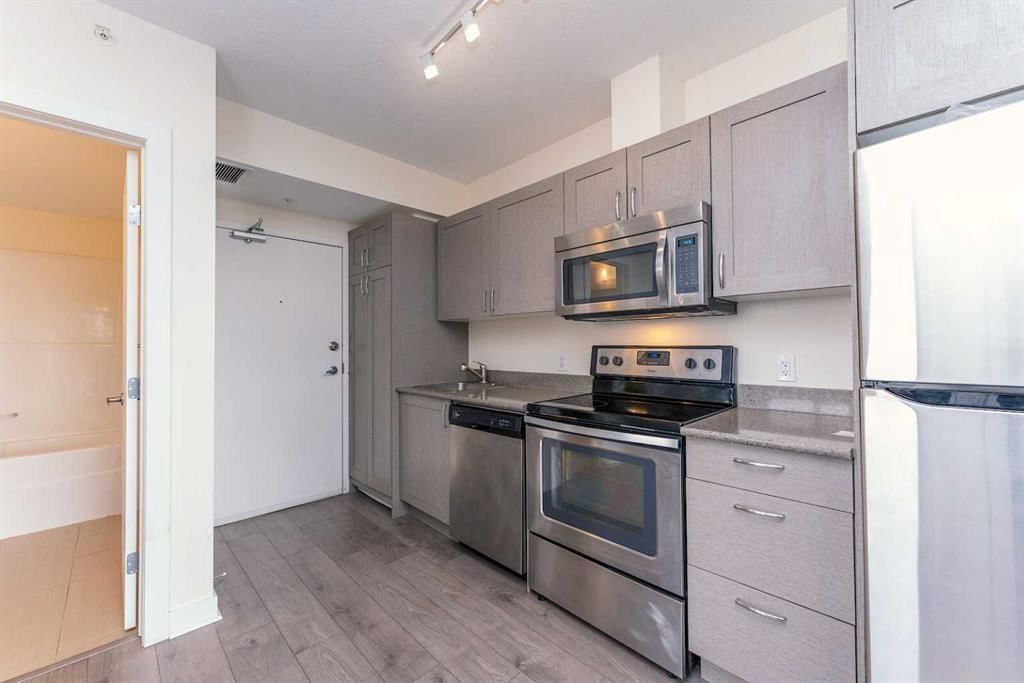 501, 30 Brentwood Common NW, Calgary — photo 5 of 24