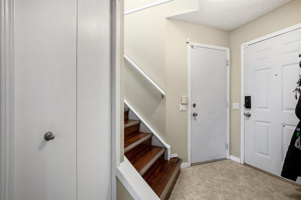 42 Douglas Glen Green SE, Calgary — photo 4 of 49