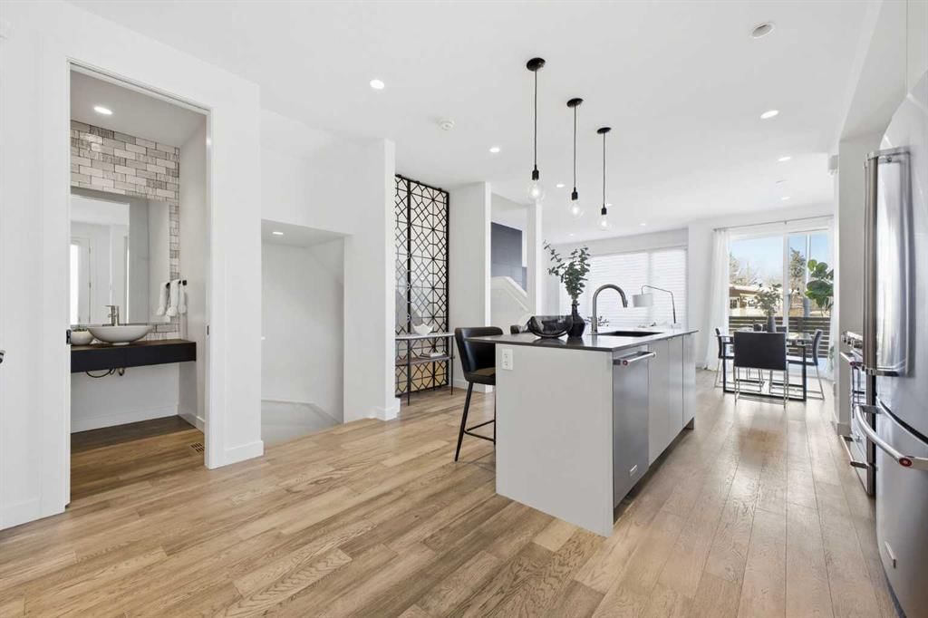 4905 16 Street SW, Calgary — photo 3 of 45