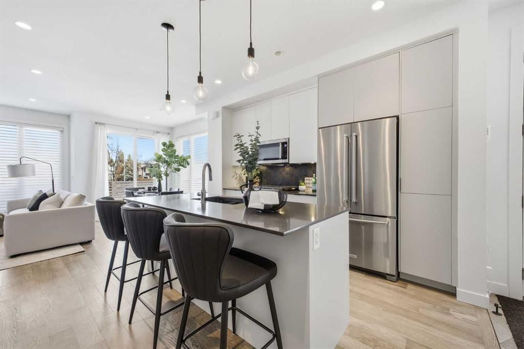 4905 16 Street SW, Calgary — photo 4 of 45
