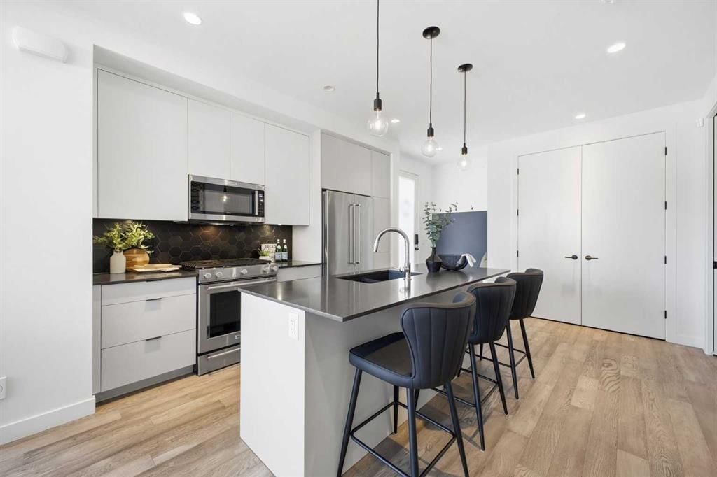 4905 16 Street SW, Calgary — photo 5 of 45