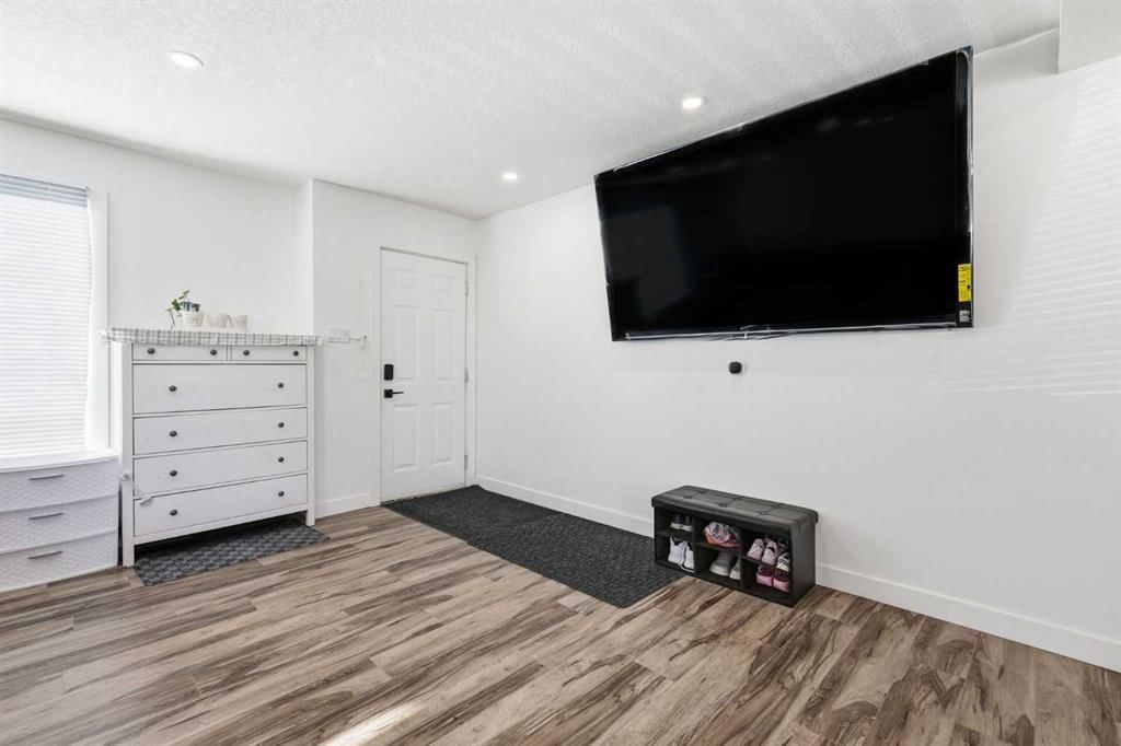 69 Harrow Crescent SW, Calgary — photo 4 of 46