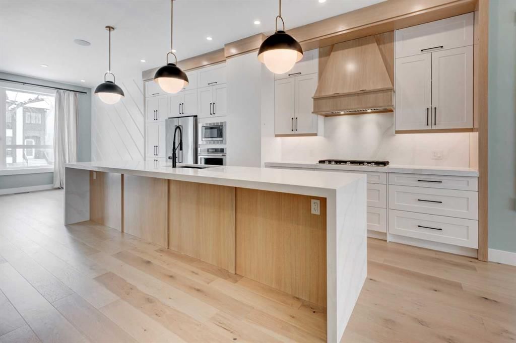 2425 27 Street SW, Calgary — main listing photo