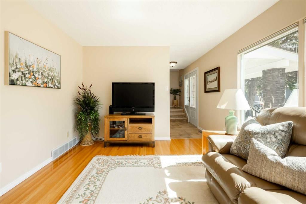 412 Woodbend Road SE, Calgary — photo 4 of 46