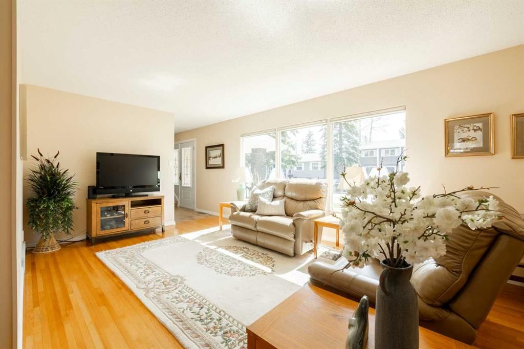 412 Woodbend Road SE, Calgary — photo 5 of 46