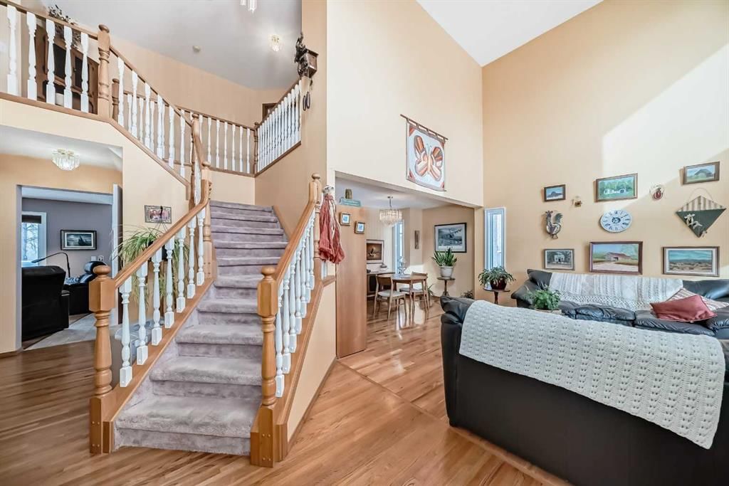 107 Hawkmount Heights NW, Calgary — photo 4 of 47