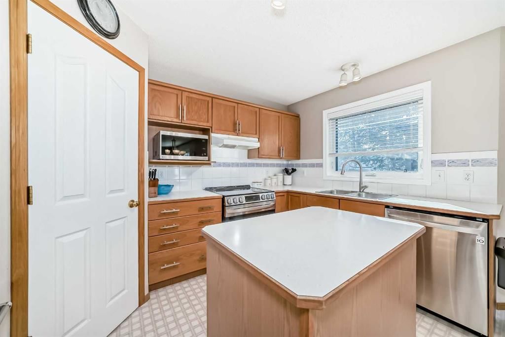 129 Somerset Drive SW, Calgary — photo 3 of 35
