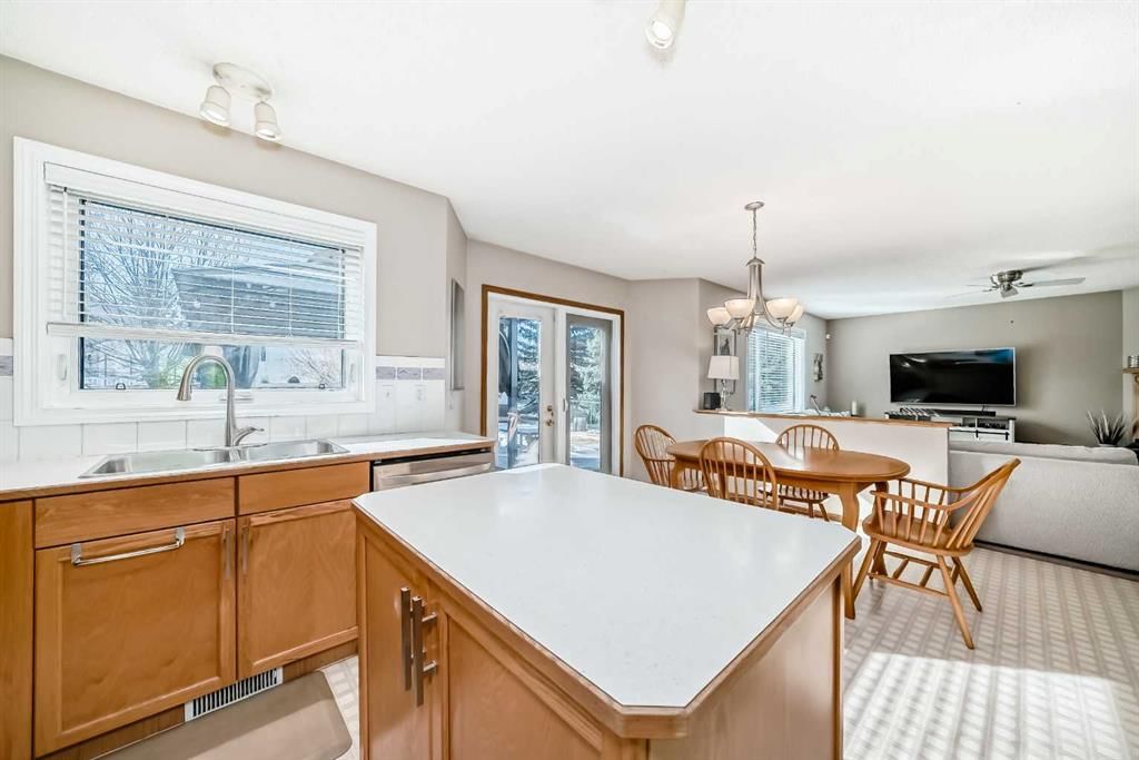 129 Somerset Drive SW, Calgary — photo 4 of 35