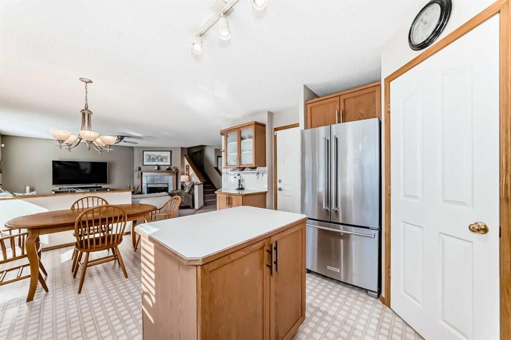 129 Somerset Drive SW, Calgary — photo 5 of 35