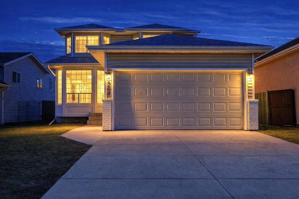 902 Applewood Drive SE, Calgary — photo 2 of 30