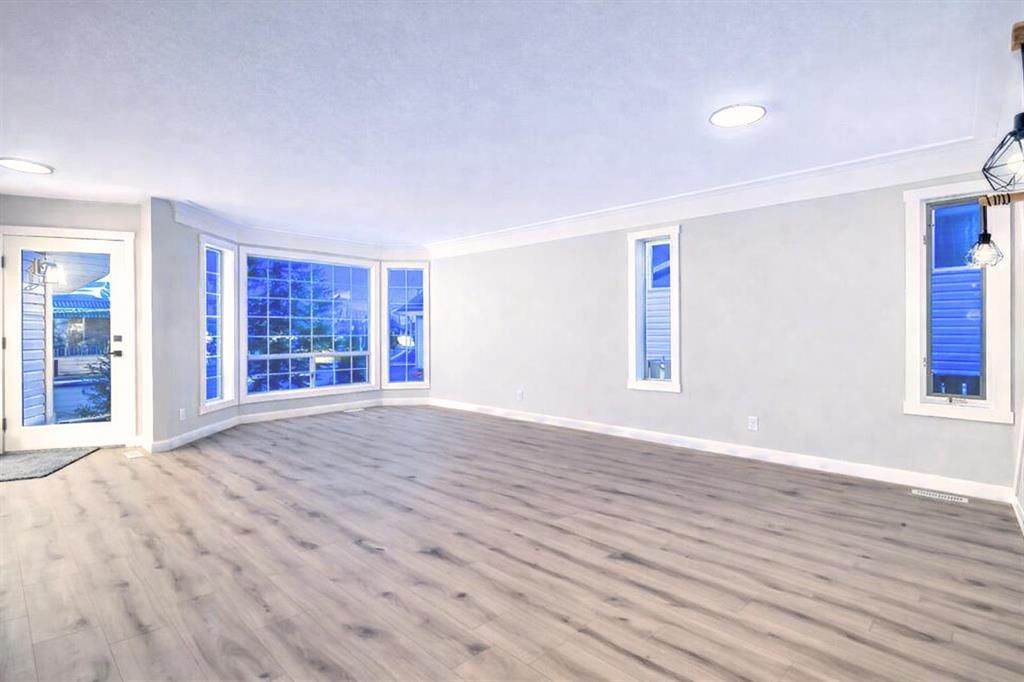 902 Applewood Drive SE, Calgary — photo 5 of 30