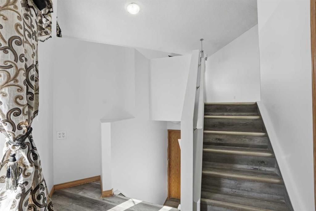 523 Martindale Drive NE, Calgary — photo 3 of 31