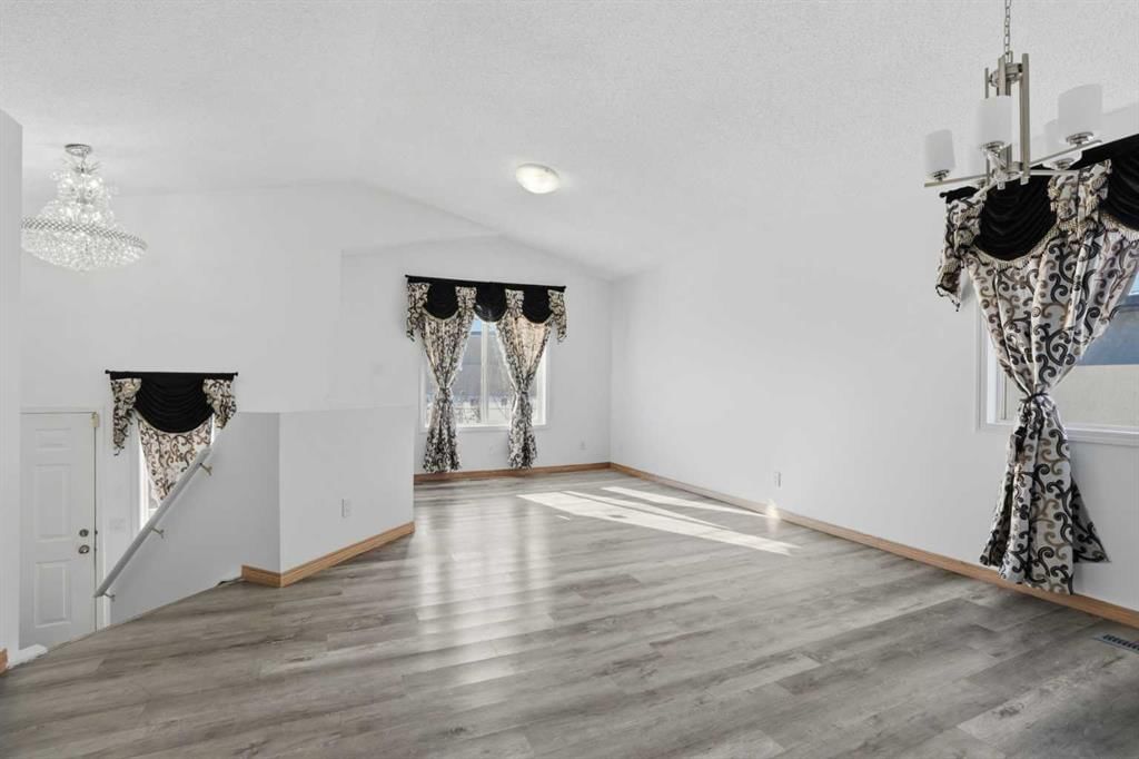 523 Martindale Drive NE, Calgary — photo 4 of 31
