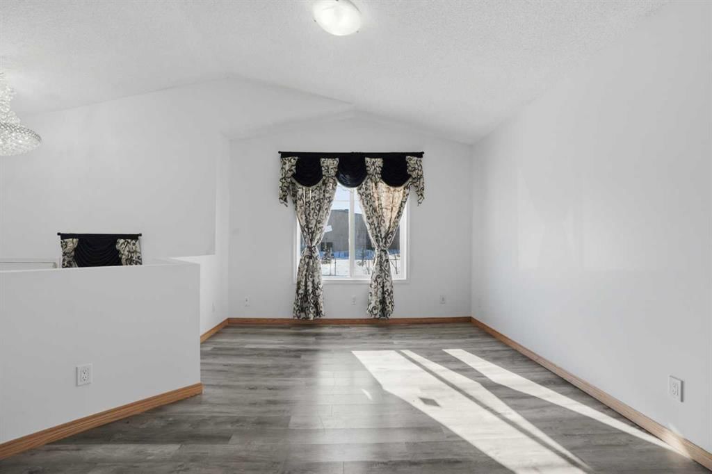 523 Martindale Drive NE, Calgary — photo 5 of 31
