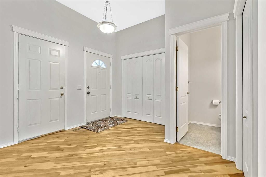 265 Somerside Park SW, Calgary — photo 4 of 35