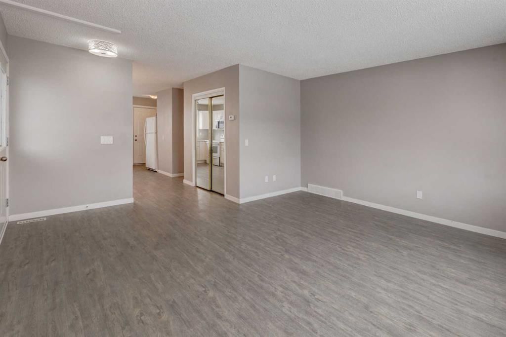 2452 38 Street NE, Calgary — photo 5 of 33