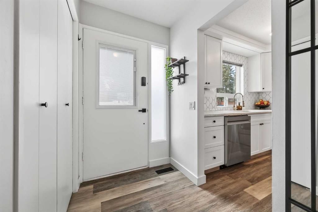 82, 330 Canterbury Drive SW, Calgary — photo 2 of 32