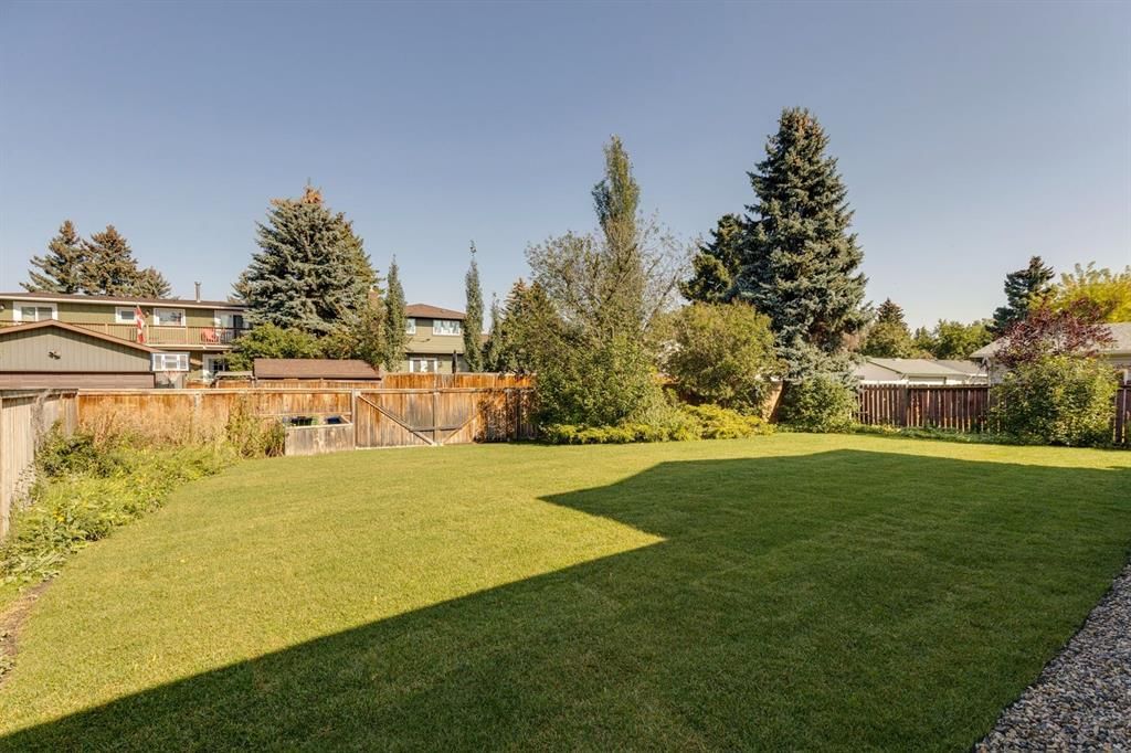 308 Silvergrove Drive NW, Calgary — photo 3 of 45