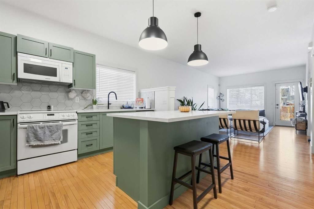 150 Cougartown Circle SW, Calgary — photo 4 of 32