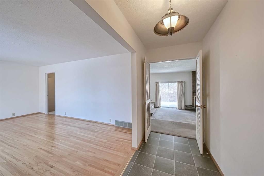 616 Dalmeny Hill NW, Calgary — photo 4 of 49