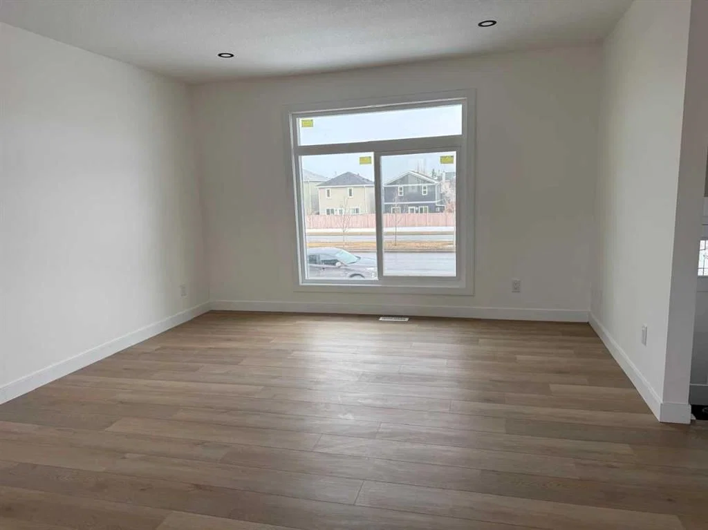 6463 68 Street NE, Calgary — photo 2 of 31