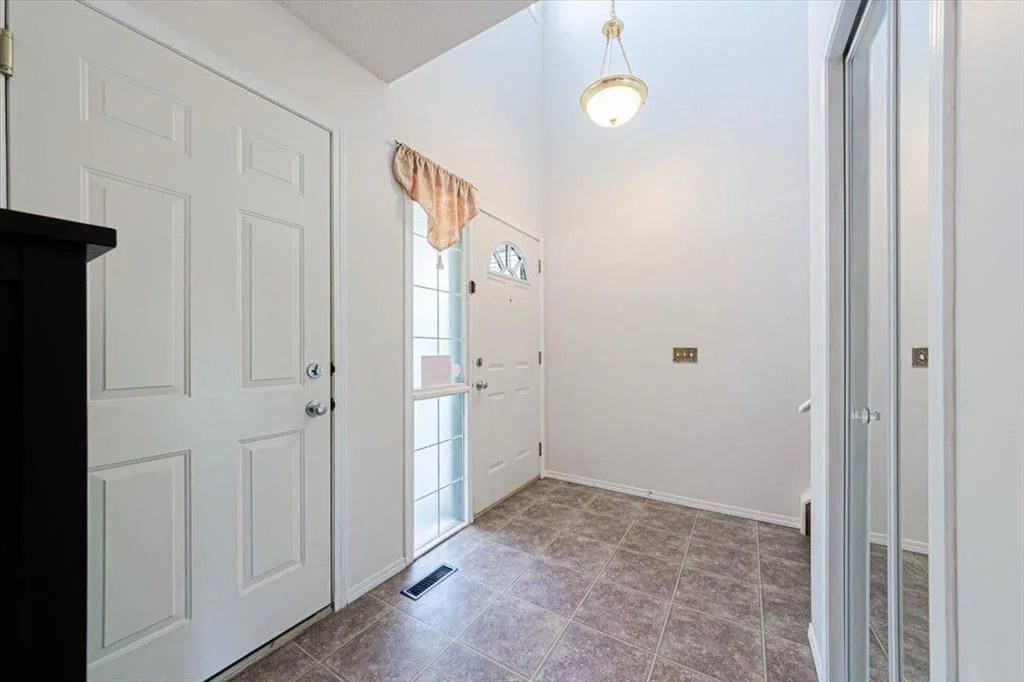 274 Bridleridge Way SW, Calgary — photo 3 of 31