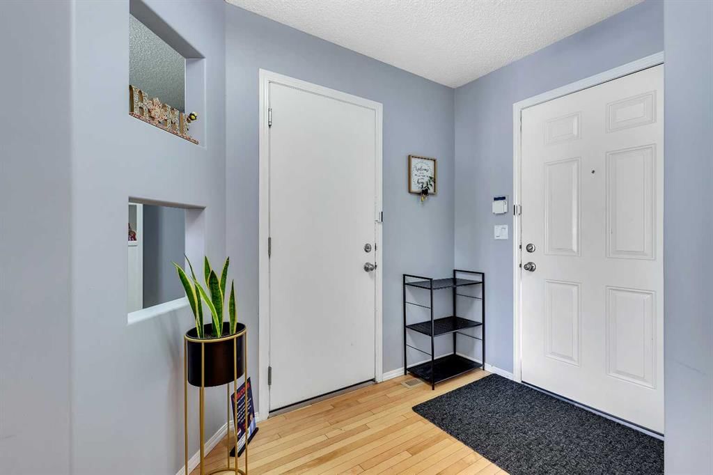 12 Cranberry Green SE, Calgary — photo 5 of 44