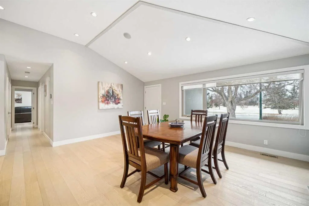 16 MEADOWLARK Crescent SW, Calgary — photo 4 of 29