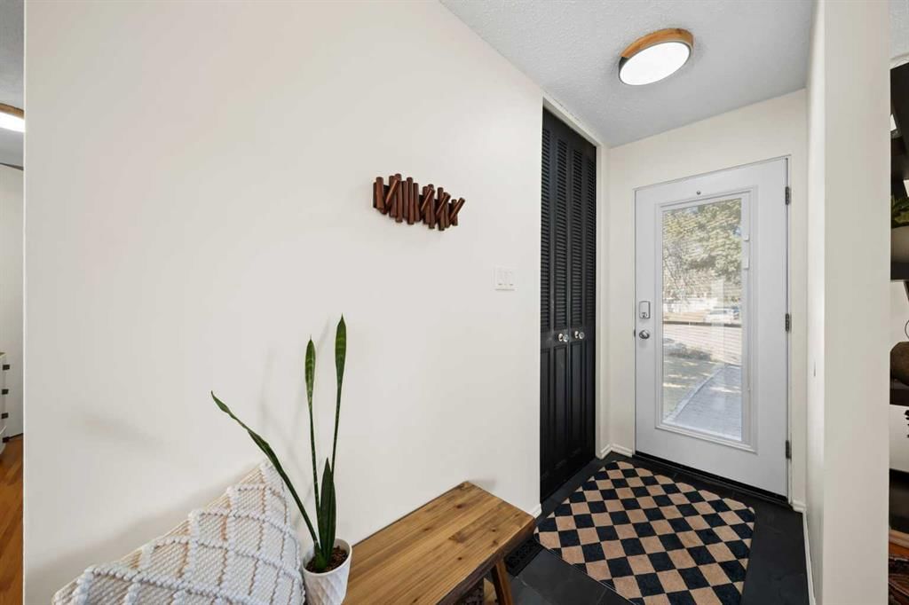 379 Westwood Drive SW, Calgary — photo 3 of 48