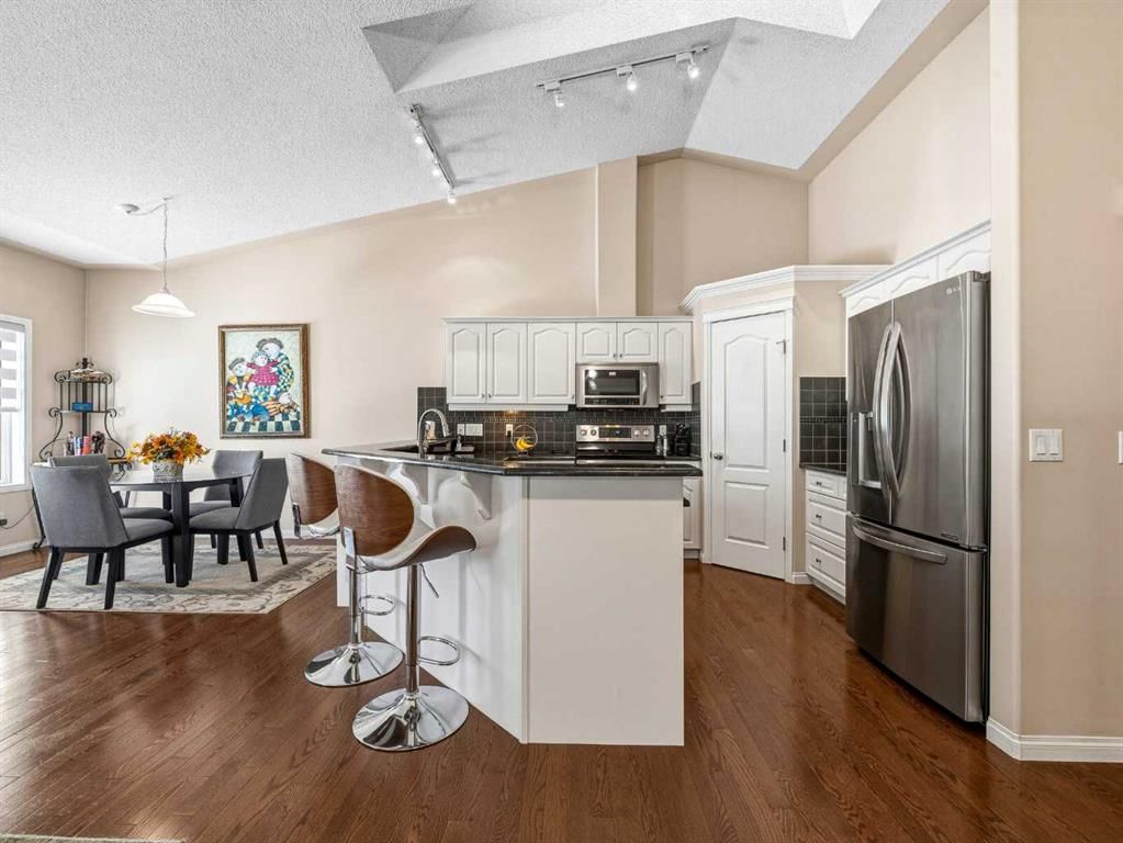 84 Sierra Morena Landing SW, Calgary — photo 4 of 43